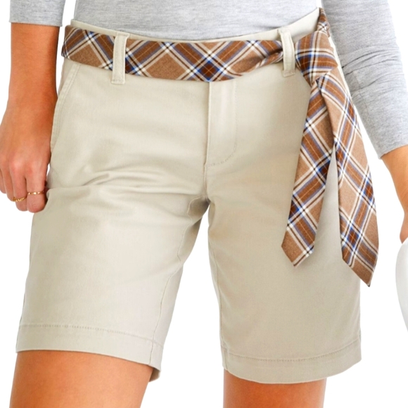 Aeropostale Pants - 🌼 Aeropostale stretch khaki bermuda size small (1/2) NWOT🌼